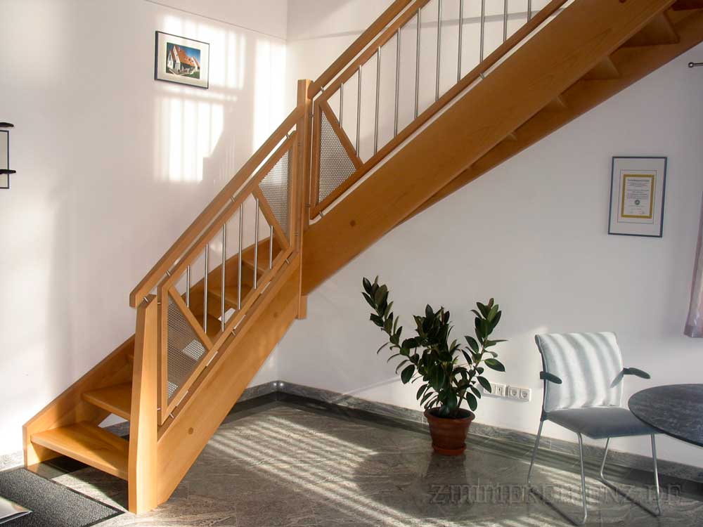 Viertelgewendelte Treppe in Buche massiv mit Edelstahl-Geländerstäben