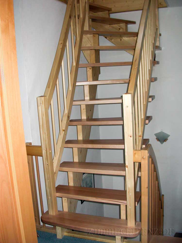 Beispiel Dachgeschosstreppe mit aufegsattelten Stufen
