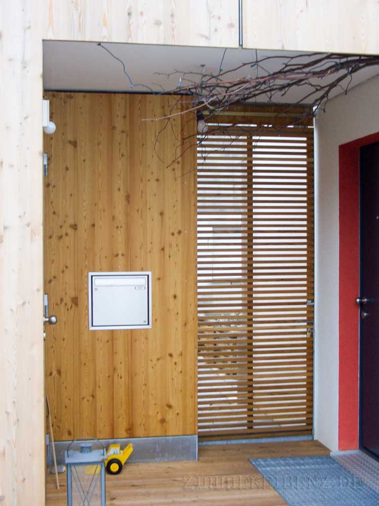 Eingangsbereich mit Lamellen-Schiebetürelement in Veitshöchheim